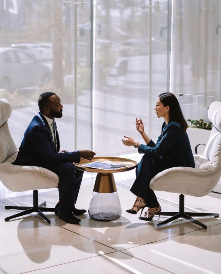 Sonne geht über einer ruhigen Landschaft auf