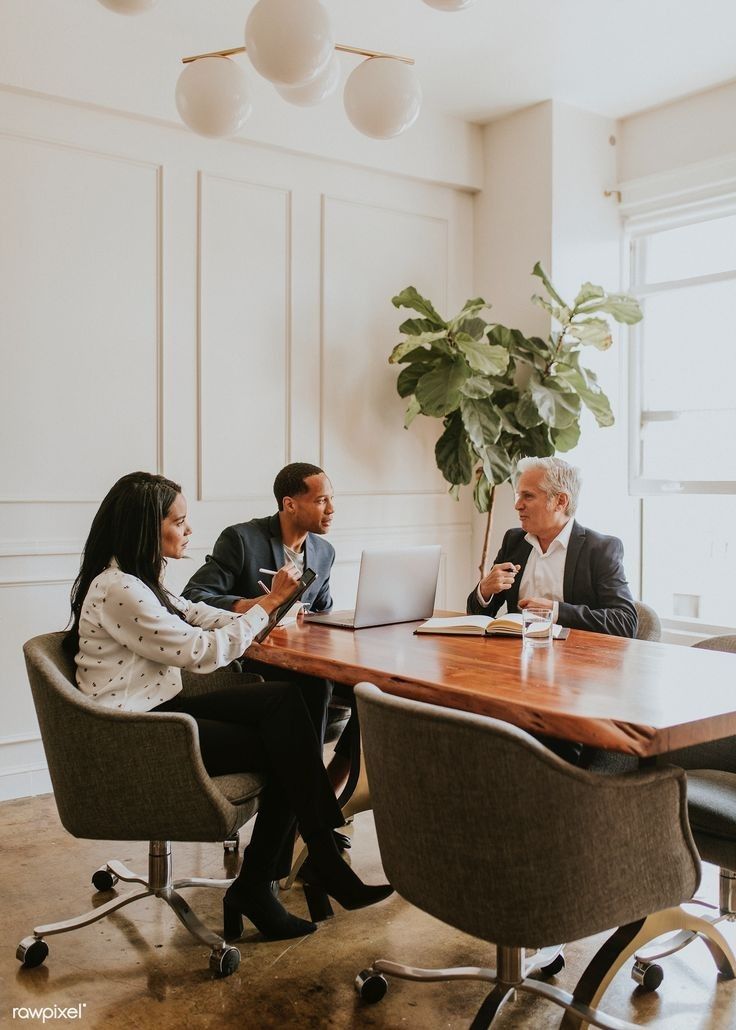 Fließende Schrift auf einer Tafel, die Bewegung symbolisiert